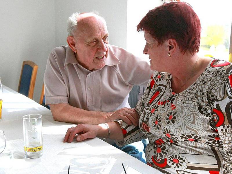 SENIOŘI to ve středu roztočili na Petříně při Velikonočním odpoledni. K poslechu, ale především  k tanci jim hrál Vladimír Lehotai. 