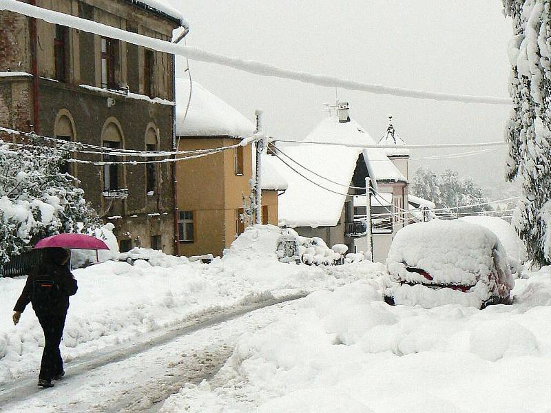 Páteční ranní situace. Kalamitní stav v Jablonci.  Vzdušnou čarou 100 metrů od centra města v lokalitě rodinných domků směrem na Dolinu.