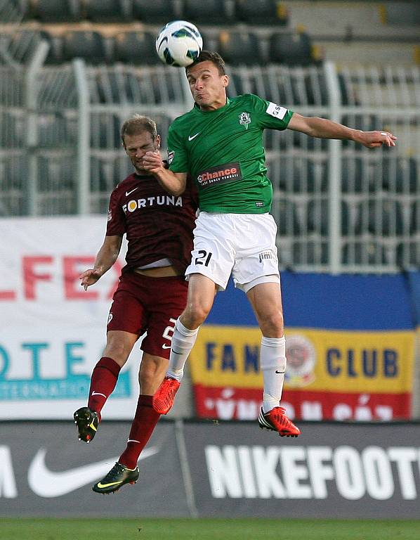 Sparta vyhrála v Jablonci 2:1 a je v čele Gambrinus ligy. Na snímku David Lafata z Jablonce a Vlastimil Vidlička ze Sparty.