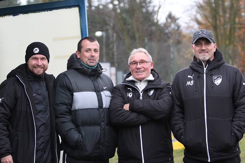 Divizní utkání - předposlední zápas podzimní části soutěže Jiskra Mšeno A - Kratonohy 5:0 (2:0). Mšeno - červené dresy.