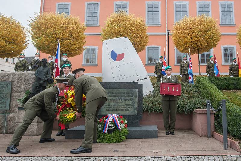 Oslava 100. výročí narození plk. Františka Truhláře, válečného hrdiny, československého letce a střelce i stíhače britské RAF, proběhla 21. října v Lomnici nad Popelkou. U Truhlářova pomníku proběhl pietní akt s přeletem letounů JAS-39C Gripen Vzdušných s