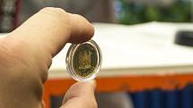 Olympijský vítěz z Ria de Janeiro judista Lukáš Krpálek a vítěz paralympiády plavec Arnošt Petráček mají mince s vlastním portrétem. Do zlata si je osobně vyrazili v České mincovně v Jablonci nad Nisou. 