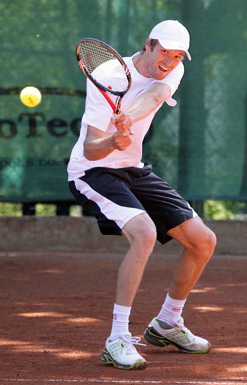 Turnaj Futures F3 pokračoval druhým kolem dvouhry. Nasazená jednička turnaje Marek Michalička z České republiky.