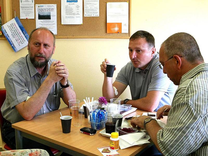 Do akce Jabloneckého deníku: Ulov si svého prvodárce se zapojili v Jablonci první lidé. Na snímku zleva Petr Louda, Pettr Beitl a Pavel Janoušek.