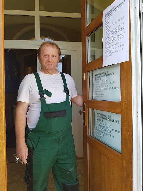 Příprava volební místnosti v Gymnáziu U Balvanu, Jablonec nad Nisou.