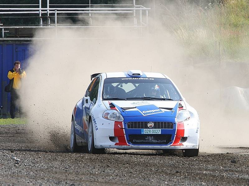 V Sosnové na Českolipsku na místním autodromu se jela třetí rychlostní zkouška letošní Rally Bohemia. Na snímku Tarabus, Trunkát