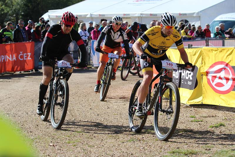 Bedřichov zaplavily stovky cyklistů, kteří se rozhodli zdolat skoro sedmdesát kilometrů napříč Jizerkami.  A v cíli si Author Cup všichni zase pochvalovali.