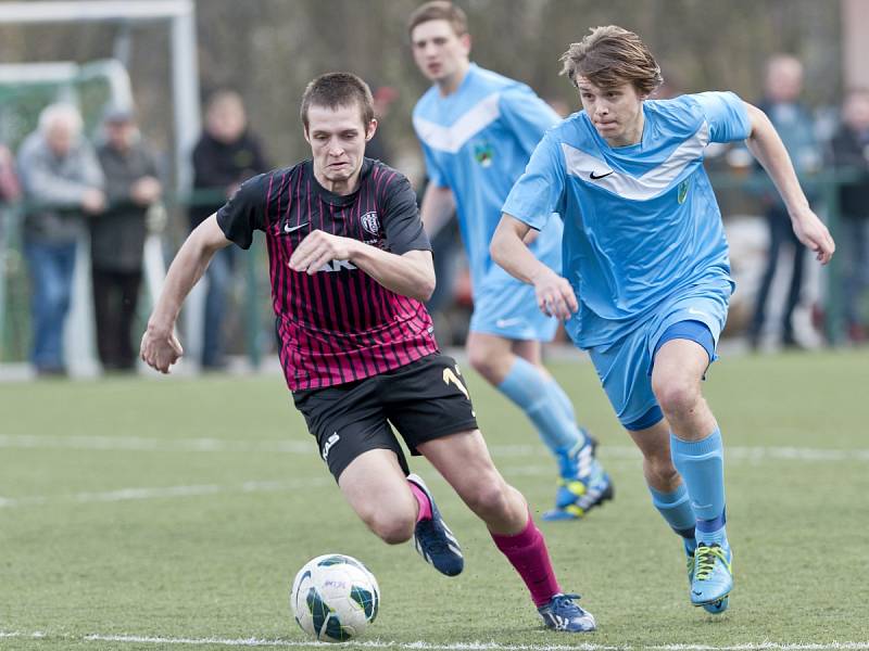 Fotbalisté Desné doma odehráli dobré utkání, ale s Českou Lípou (v tmavém) prohráli 3:2.