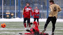 Fotbalisté Mšena (v červeném) porazili v přípravě juniorku Slovanu Liberec 5:4.