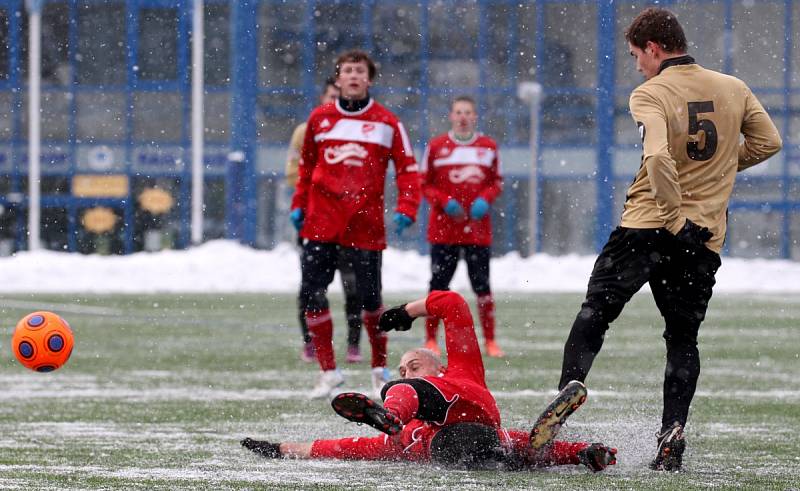 Fotbalisté Mšena (v červeném) porazili v přípravě juniorku Slovanu Liberec 5:4.