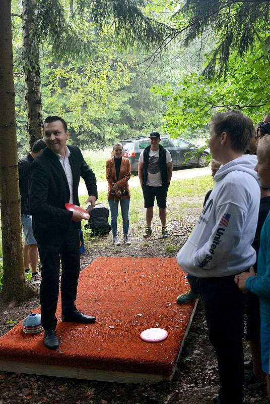 V areálu Srnčího dolu v Jablonci vzniklo devítijamkové discgolfové hřiště pro zhruba 45 hráčů.