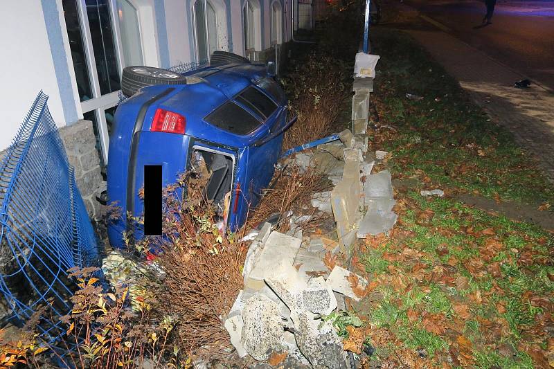 Řidič v Jablonci jel moc rychle a havaroval, auto skončilo za zídkou na boku.