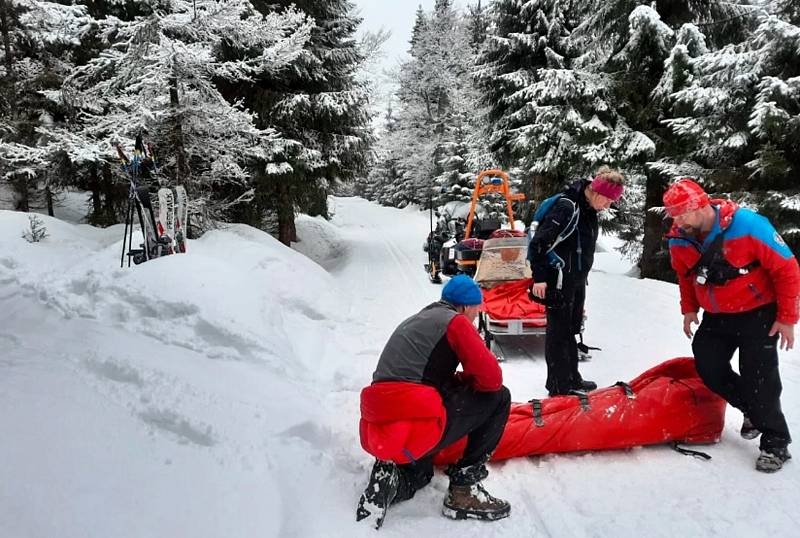 Dvě mladé ženy se v pondělí 8. února odpoledne pustily na takzvaných loveckých lyžích ke sjezdu v oblasti Dlouhé Seče nad Josefovým Dolem, jedna se bolestivě zranila.