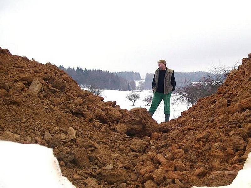 V obci Bzí začala stavba multifunkčního hřiště za osm milionů. Lidem se ale nelíbí způsob práce stavební firmy. Ta zaváží starou polní cestu spojující Bzí se Skuhrovem a Huntířovem.