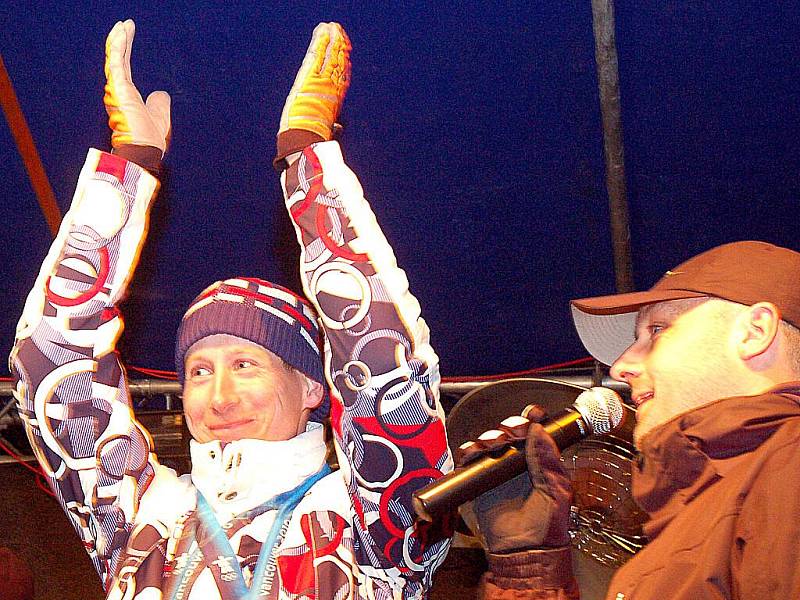 Několik stovek fanoušků přivítalo v úterý v podvečer na Božím Daru lyžaře Lukáše Bauera, který na právě skončené Olympiádě ve Vancouveru vybojoval dvě bronzové medaile.