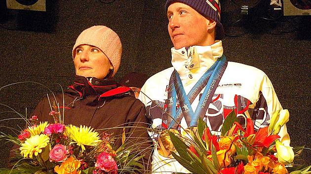 Několik stovek fanoušků přivítalo v úterý v podvečer na Božím Daru lyžaře Lukáše Bauera, který na právě skončené Olympiádě ve Vancouveru vybojoval dvě bronzové medaile.