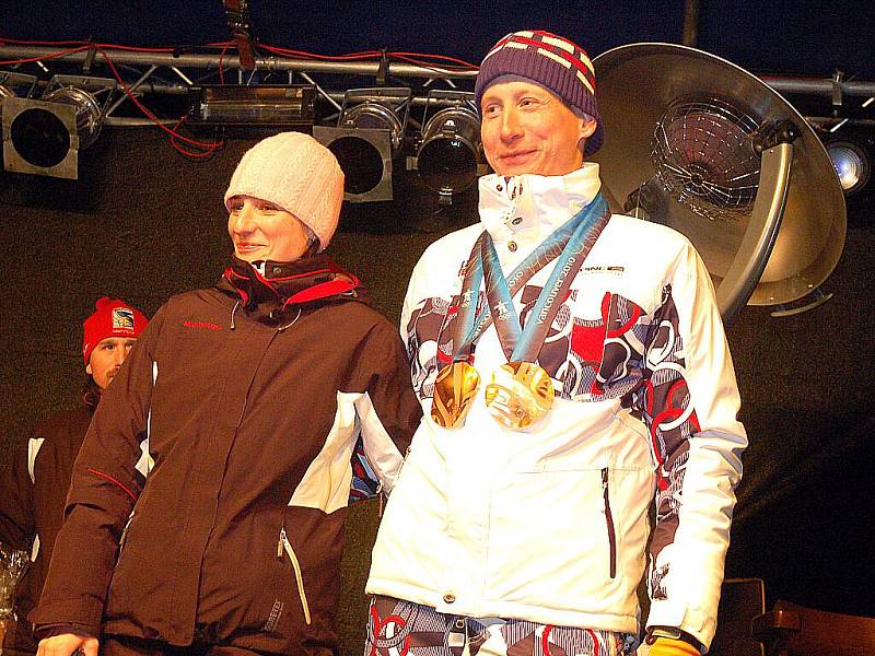 Několik stovek fanoušků přivítalo v úterý v podvečer na Božím Daru lyžaře Lukáše Bauera, který na právě skončené Olympiádě ve Vancouveru vybojoval dvě bronzové medaile.