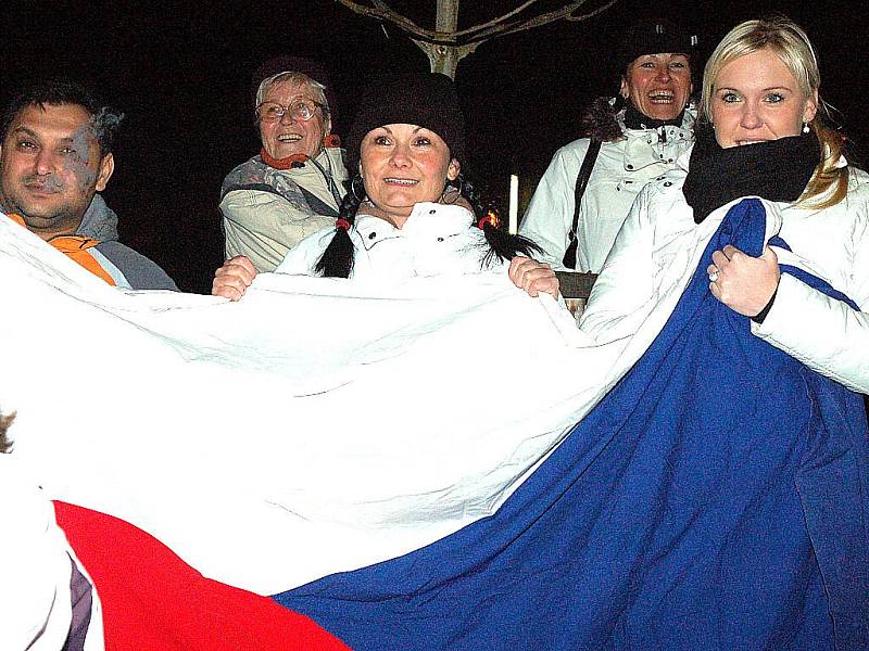 Několik stovek fanoušků přivítalo v úterý v podvečer na Božím Daru lyžaře Lukáše Bauera, který na právě skončené Olympiádě ve Vancouveru vybojoval dvě bronzové medaile.