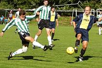 Tým Velkých Hamrů B (pruhované dresy) doma nezdolal Harrachovské fotbalisty, kteří zde zvítězili 5:0.