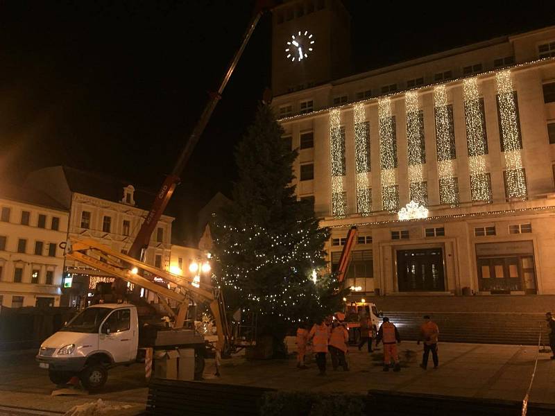 Kvůli nakloněnému kmenu vánoční jedle na Mírovém náměstí se vedení radnice rozhodlo o odstranění stromu kvůli bezpečnosti. Ráno zde začínají Vánoční trhy.