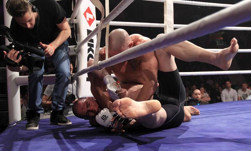 Páté Night of Warriors diváky nadchlo. Na snímku je nahoře Tomáš Penz (BFC Liberec) a Miroslav Vacek (MMA Milovice).