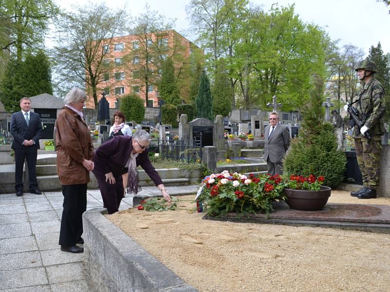 Pietní setkání u příležitosti 70. výročí skončení 2. světové války na jabloneckém hřbitově.