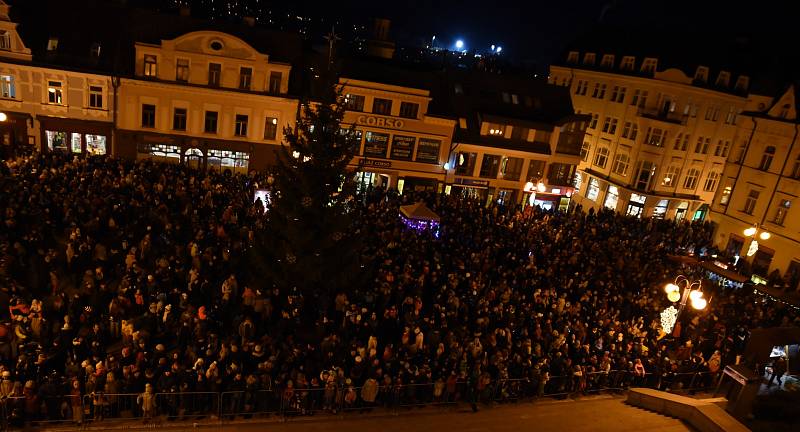 Slavnostní rozsvícení vánočního stromu na náměstí Míru v Jablonci nad Nisou