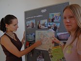Studentky Sandra Vlková a Vanda Krausová ukazují na mapě Bautzenu místa své odborné praxe. Mapu umístili studenti na školní nástěnku, kde je také fotodokumentace z tří týdeního pobytu. 