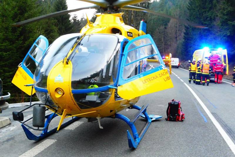 Nehoda motorkáře v serpentinách u Železného Brodu. Přiletěl pro něj vrtulník, ve složitém terénu si sedl přímo na silnici.