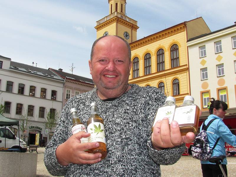 Petr Hartmann ze Sudoměřic: prodáváme rybízové víno, léčivé víno z černého rybízu, vozíme hroznová vína a nabízíme byliny a bylinné sirupy.