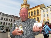 Petr Hartmann ze Sudoměřic: prodáváme rybízové víno, léčivé víno z černého rybízu, vozíme hroznová vína a nabízíme byliny a bylinné sirupy.