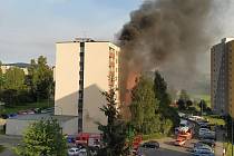 V Jablonci hořelo ve druhém patře domu pro seniory v ulici Čelakovského. Z balkonu se valil černý dým a šlehaly plameny. Příčinou byla podle hasičů neopatrnost při přípravě jídla. 
