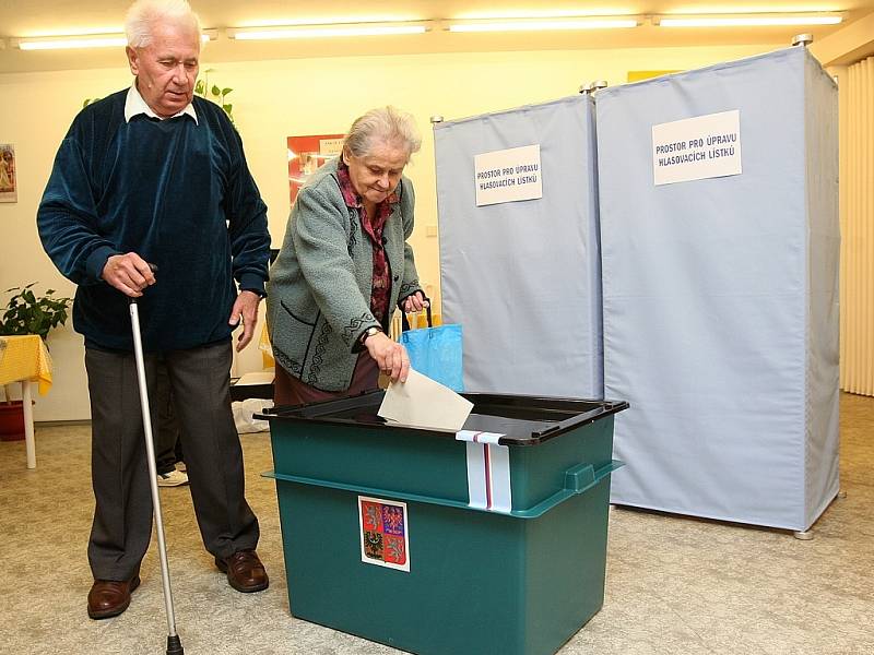 Pátek po 14. hodině v jabloneckém volebním okrsku č. 24 bylo rušno. Zdejší místo se chlubí účastí až 30 procent voličů.