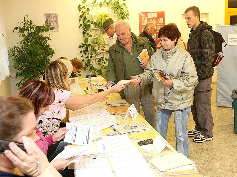 Pátek po 14. hodině v jabloneckém volebním okrsku č. 24 bylo rušno. Zdejší místo se chlubí účastí až 30 procent voličů.