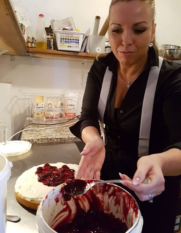 S CUKREM na posyp šetřit nemusíte, ale do krému dávejte jen podle chuti. „Vynikne tak pikantnost ovoce,“ poradila cukrářka Tereza Rálišová. Exkluzivně pro čtenáře prozradila italský recept na Frutti di Bosco.
