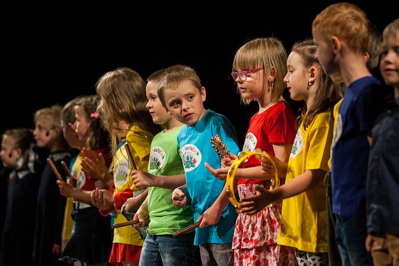 Kytička písniček, přehlídka dětských pěveckých sborů mateřských škol z Jablonce nad Nisou, proběhla 15. května v jabloneckém Eurocentru. Vystoupily sbory Jablíčko, Kapička, Mšeňáček, Pastelka, Skřivánek a děti z MŠ Slunečnice.