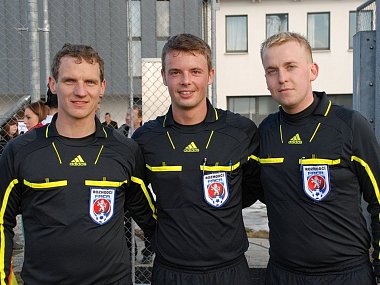 Trio rozhodčích v Nyonu. Zleva Jiří Kříž, Pavel Orel a Petr Blažej.