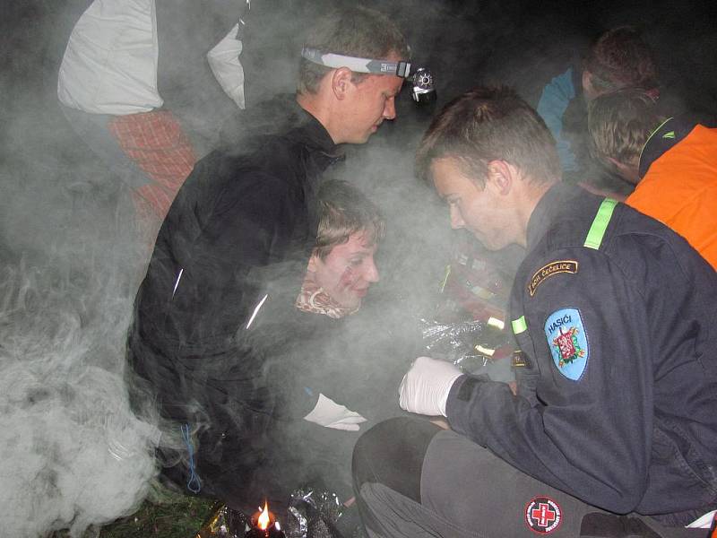 V litoměřické obci Mentaurov se od pátku 30. září do neděle 1. října kola 2. ročník Rescue Marathon. Na snímku noční akce - hromadná rituální sebevražda, desítky různých zranění, koordinace všech týmů.