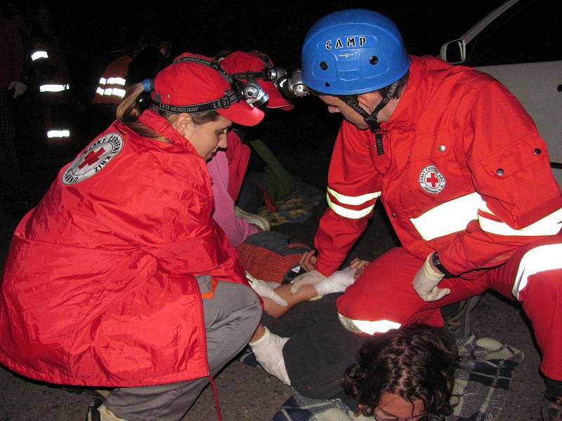 V litoměřické obci Mentaurov se od pátku 30. září do neděle 1. října kola 2. ročník Rescue Marathon. Na snímku noční akce - hromadná rituální sebevražda, desítky různých zranění, koordinace všech týmů.