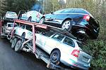 Jednadvacetiletý šofér z Jablonce skončil s naloženým tahačem šesti novými auty v příkopě na úzké silnici vedoucí z Lučan na Novou Ves. 