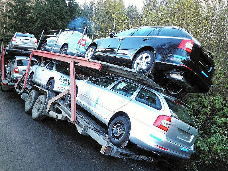 Jednadvacetiletý šofér z Jablonce skončil s naloženým tahačem šesti novými auty v příkopě na úzké silnici vedoucí z Lučan na Novou Ves. 