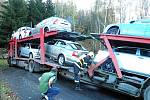 Jednadvacetiletý šofér z Jablonce skončil s naloženým tahačem šesti novými auty v příkopě na úzké silnici vedoucí z Lučan na Novou Ves. 