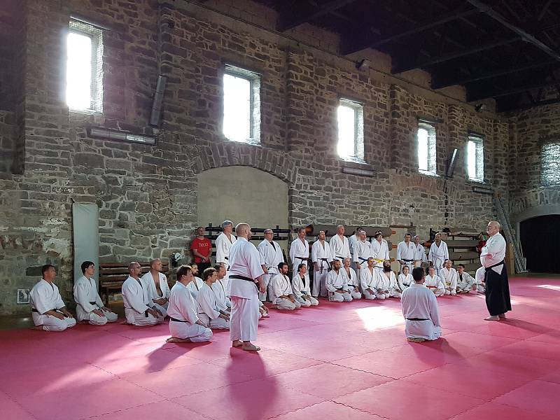 Dva věhlasní zahraniční mistři bojového umění, aikido a taichi, vedou sportovní kemp v nejvýše položené osadě Jizerských hor na Jizerce.