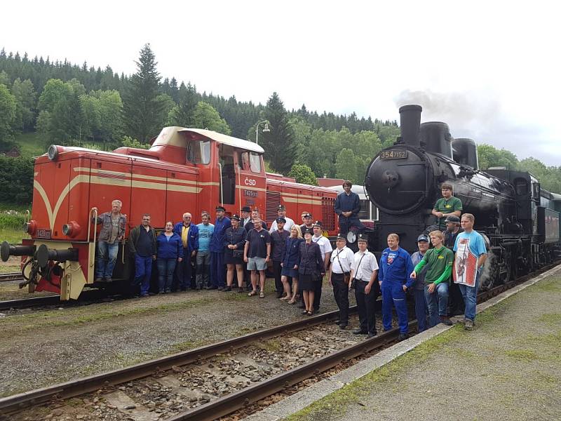 Parní lokomotiva Sedma jezdila o víkendu na trati Kořenov Harrachov. 