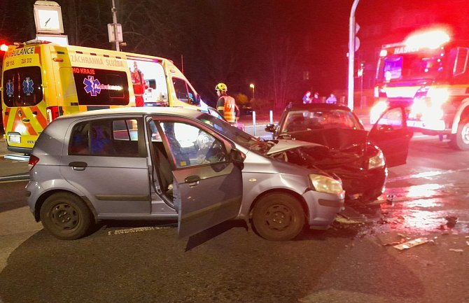 Při nedělní nehodě v Jablonci se zranili tři lidé.