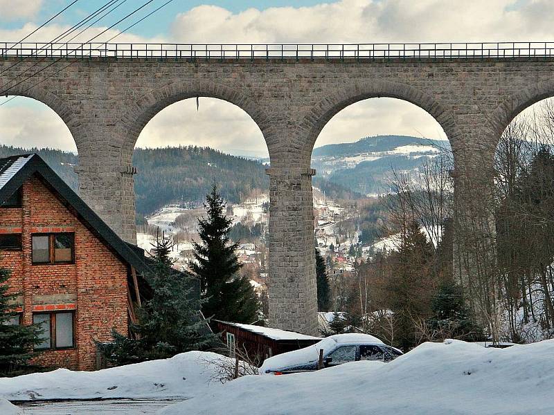 FOTO č. 3. Stavba žulového viaduktu na snímku byla zahájena v roce 1893 a dokončena v roce 1894. Kvalitu práce tehdejších stavitelů, zkušených italských mostařů a tunelářů, prokázal čas.