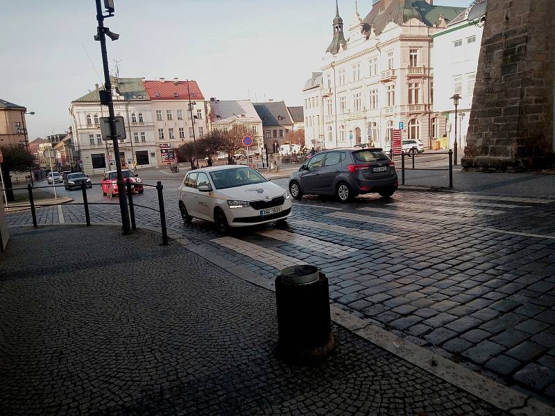 Provoz na silnici protínající historické centrum Turnova přes náměstí Českého ráje.