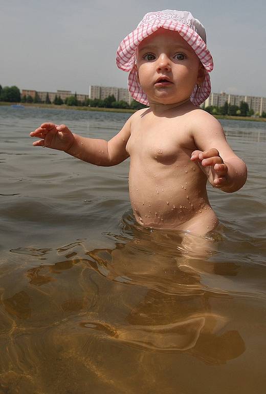 Na jablonecké přehradě se díky teplému počasí již zaplňují pláže. Na snímku malá Sára Břešťáková.