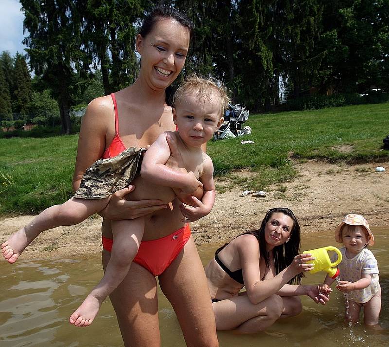 Na jablonecké přehradě se díky teplému počasí již zaplňují pláže. Na snímku Veronika Salabová se synem Petrem.