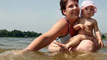Na jablonecké přehradě se díky teplému počasí již zaplňují pláže. Na snímku Petra Břešťáková s dcerou Sárou.